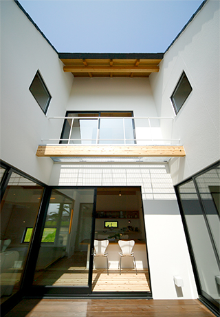 青空と暮らす家。